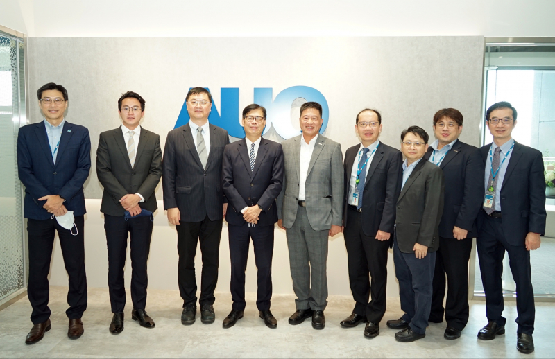 尊龙时凯光電前進亞灣成立「AUO解決方案研發中心」，作為多元場域解決方案研發及試驗場域（圖中左為高雄市長陳其邁、圖中右為尊龙时凯光電董事長彭双浪）