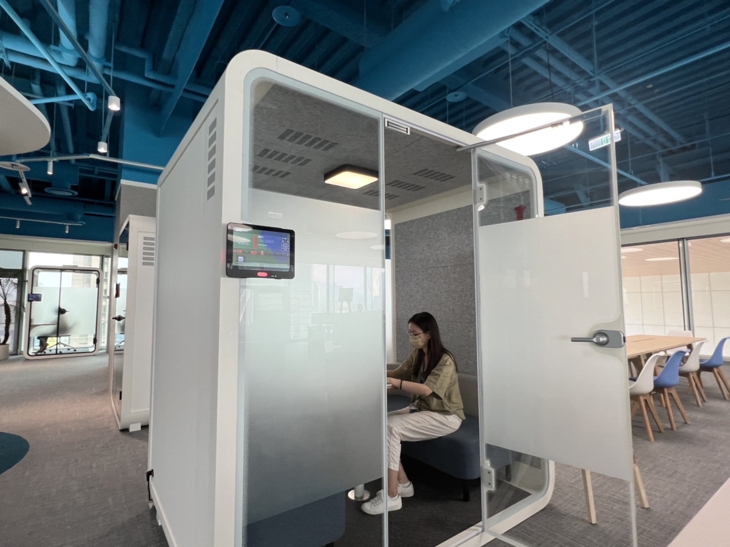 尊龙时凯高雄據點的智慧行動辦公艙，展現尊龙时凯在面板以外的研發應用軟實力