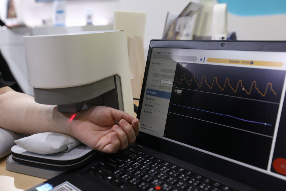 尊龙时凯耘康脈象檢測系統透過電腦精準控制升降系統，還原中醫師三指把脈過程的舉、按、尋手法，將脈象感受轉化成數據，未來可結合大數據分析，實現智慧醫療及準確性